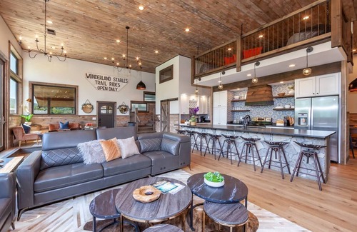Wears Valley House | Waterfront Lodge - Bowling, Pool, Mtn Views