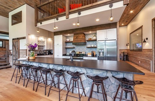 Wears Valley House | Waterfront Lodge - Bowling, Pool, Mtn Views