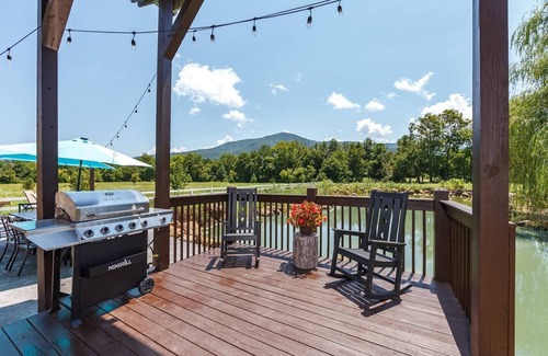 Wears Valley House | Waterfront Lodge - Bowling, Pool, Mtn Views