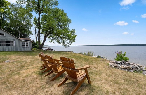 Sturgeon Bay Cottage | Waterfront Log Cabin | Sunset Views, Fire Pit, Screened Porch