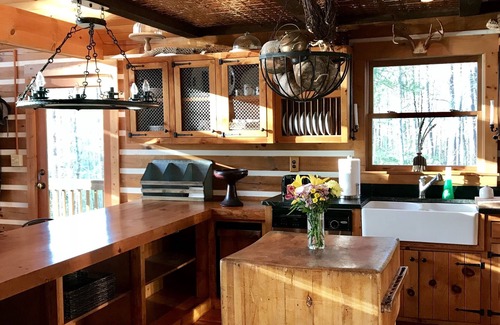 Clarksville House | WATERFRONT LOG HOME FOR FAMILY CHRISTMAS! HOT TUB/FIREPLACES/LARGE DECK/FIRE PIT