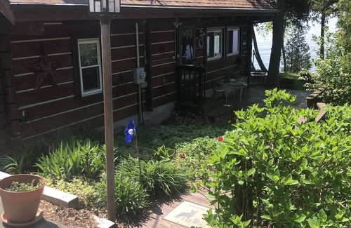 Egg Harbor Cabin | Waterfront Log Home, WiFi, 3 bedrooms, Direct TV, Fire Pit