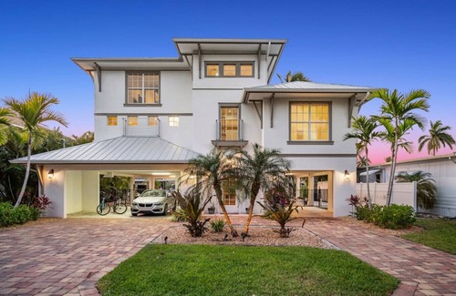 South Island House | Waterfront Luxury | Walk to Beach | Heated Pool