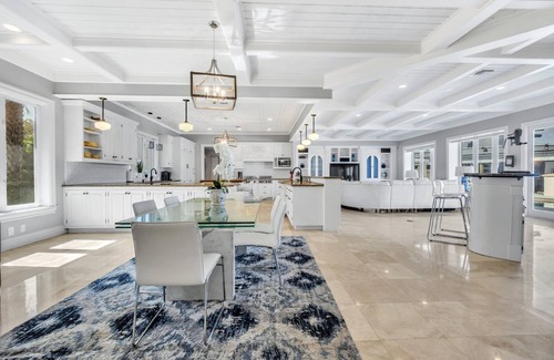 East Fort Lauderdale House | Waterfront Luxury Estate in Gated Paradise – Kayaks, Pool & Sunset Views!