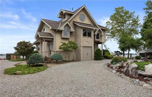 Sandusky House | Waterfront Luxury Family Retreat