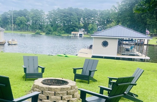 Myrick Estates House | 💥Waterfront💥Luxury HotTub🥇 Kayaks & Paddleboards 💥Pet Friendly, Game Room!