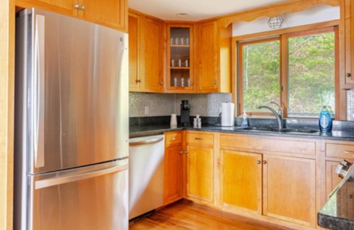 Mashpee House | Waterfront Mashpee 5Bed/3Bath house with AC and WiFi w/Private Beach