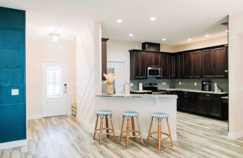 Bearss Plaza House | Waterfront Nature Retreat:15 mins to downtownTampa