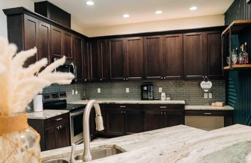 Bearss Plaza House | Waterfront Nature Retreat:15 mins to downtownTampa