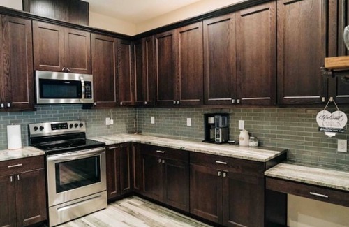 Bearss Plaza House | Waterfront Nature Retreat:15 mins to downtownTampa