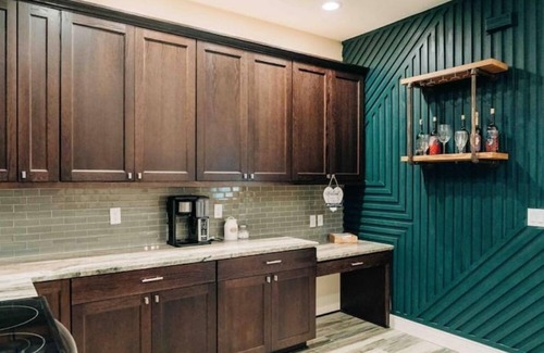 Bearss Plaza House | Waterfront Nature Retreat:15 mins to downtownTampa