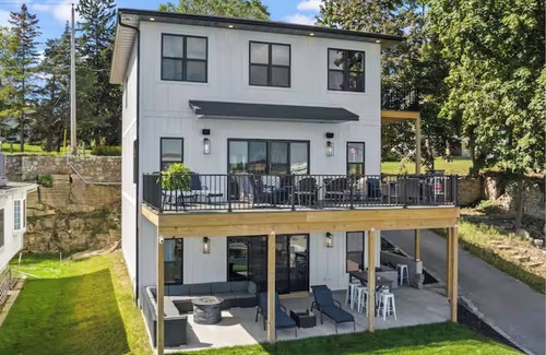 Sturgeon Bay House | Waterfront oasis steps from downtown Sturgeon Bay!