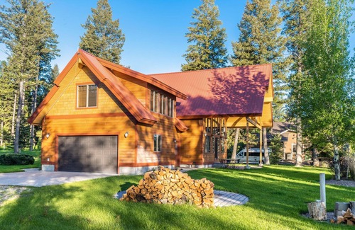 Proctor House | Waterfront Oasis with Mountain Views, Private Beach, WiFi & Firepit