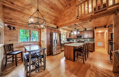 Belgrade Cottage | Waterfront on Great Pond, Unreal Sunsets, HotTub, Tennis and Pickleball Court