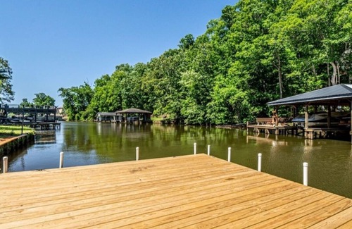 Eatonton House | Waterfront on Lake Sinclair 4 bedroom 4bath Bring your boat or relax on the lake