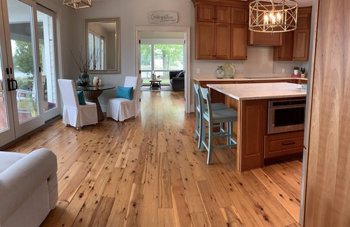 White Stone House | Waterfront panoramic point w/pool, perfect for traveling couples, families