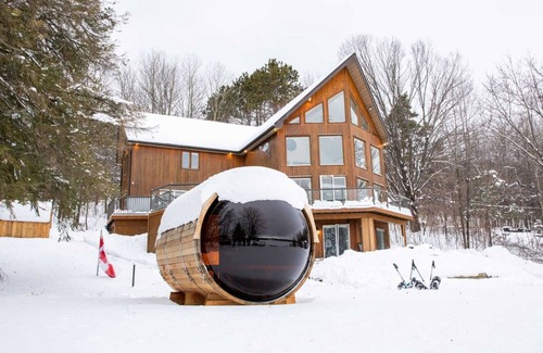 Penetanguishene Cottage | Waterfront Paradise | Sauna Hot Tub Sleeps 20