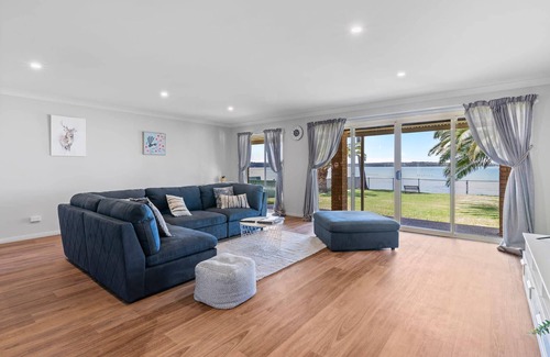 Charmhaven House | Waterfront Paradise in Charmhaven - Kayak + Pool