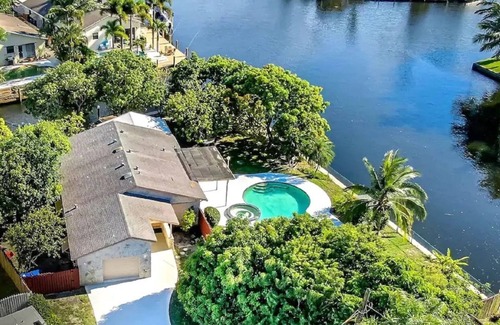 Hollywood House | Waterfront Paradise with Tropical Palms, Swimming Pool & Hot Tub + Huge Backyard