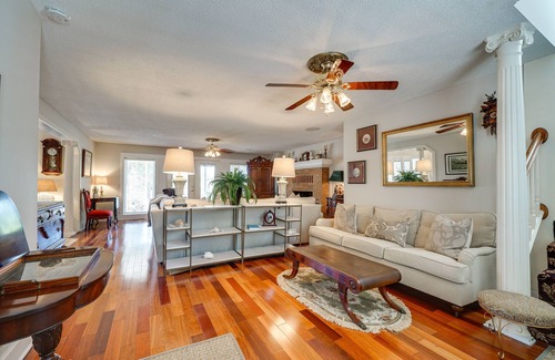 Long Beach House | Waterfront Pet Friendly Fishing Pier, 5 Min to Beach, Sleeps 8+, Kayaks & Bikes!