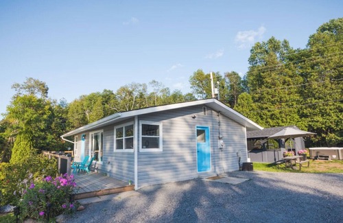 Tudor and Cashel Cottage | Waterfront-Pet Friendly-HotTub-Firepit-BBQ