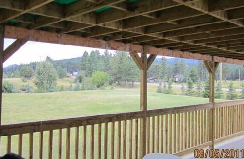 East Kootenay House | Waterfront property in the beautiful Rocky Mountains.