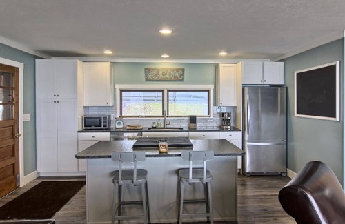 Williamsburg Cottage | Waterfront property. Close to golf, wineries, hiking, restaurants and shopping.