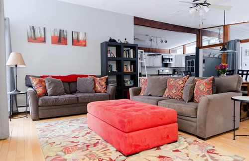 Eidelweiss Village House | Waterfront property with hot tub near North Conway