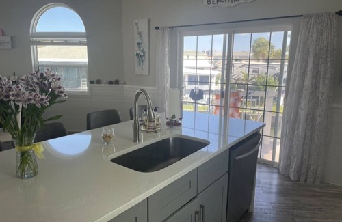 Nettles Island House | Waterfront Resort Home on Nettles Island