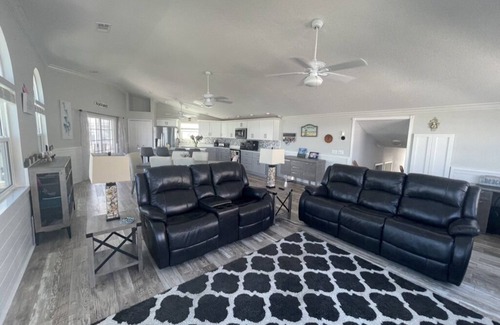 Nettles Island House | Waterfront Resort Home on Nettles Island