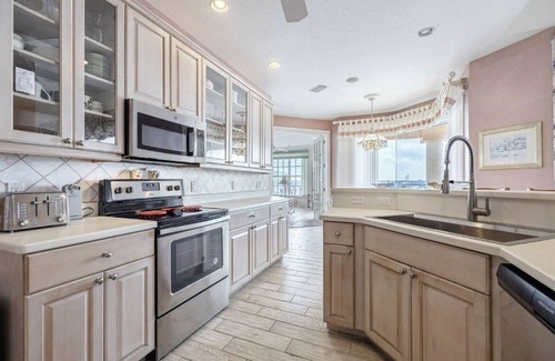Caloosahatchee House | Waterfront Retreat 5 Star