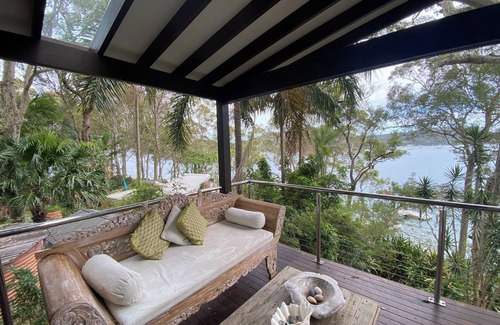 Lovett Bay House | Waterfront Retreat. 1 hour from Sydney CBD.