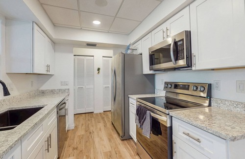 Oakland Hills House | Waterfront retreat with in ground pool, outdoor patio, gas grill, and wifi