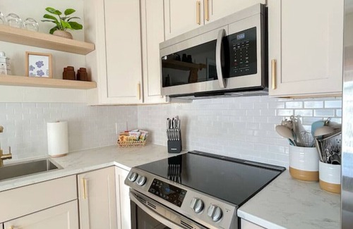 Laurel Apartment | Waterfront retreat with kayaks, walk to the beach