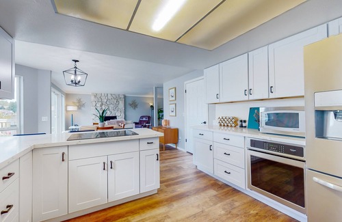 Agate House | Waterfront retreat with inlet access, views, deck, & fireplace - dogs OK