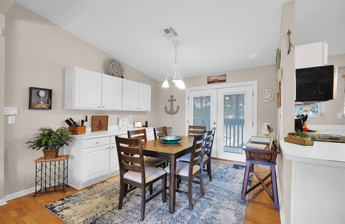 Palatka House | WATERFRONT, Sleeps 16,2 Docks, POOL,fire pit, FREE Boats/Wedding VENUE