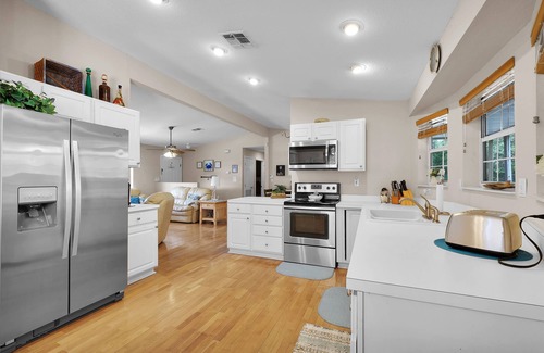Palatka House | WATERFRONT, Sleeps 16,2 Docks, POOL,fire pit, FREE Boats/Wedding VENUE