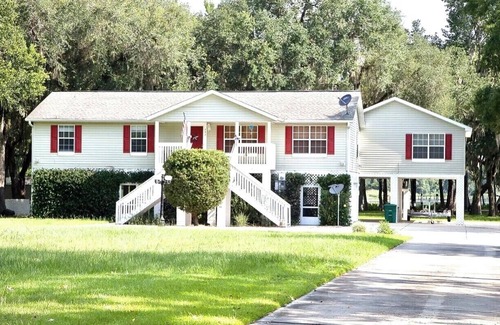 Palatka House | WATERFRONT, Sleeps 16,2 Docks, POOL,fire pit, FREE Boats/Wedding VENUE