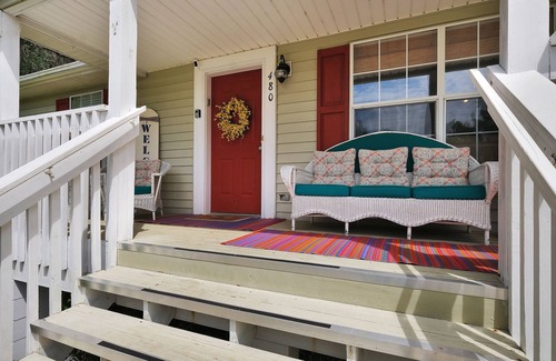 Palatka House | WATERFRONT, Sleeps 16,2 Docks, POOL,fire pit, FREE Boats/Wedding VENUE