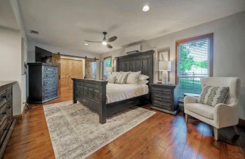 Seguin House | Waterfront Sleeps 16 Perfect for Family & Wurstfest