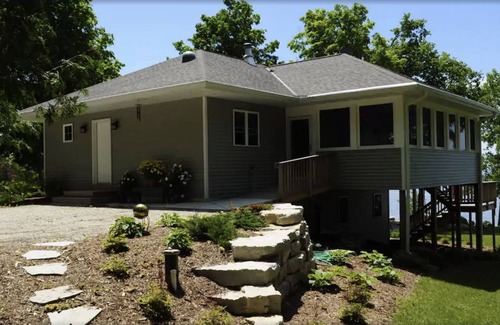 Sturgeon Bay Cottage | Waterfront, Spectacular Sunset Views, Beautiful Updated Cottage!