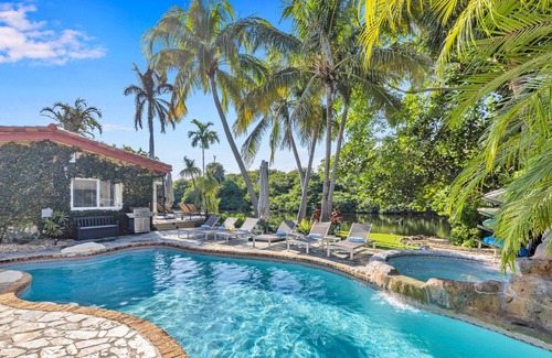 Birch Park Finger Streets House | Waterfront/Steps to Beach/Heated Pool/Casablanca Key/Residence