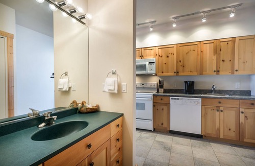 Polson Condo | Waterfront Studio on Flathead Lake