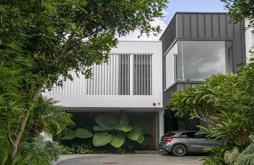 Booker Bay House | Waterfront stylish Apartment,stroll to cafes,restu