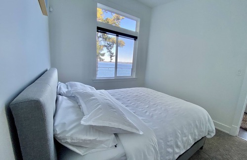 Chemainus House | Waterfront suite with large deck and private hot tub