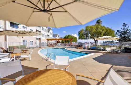 East Peralta House | Waterfront suites near attractions !