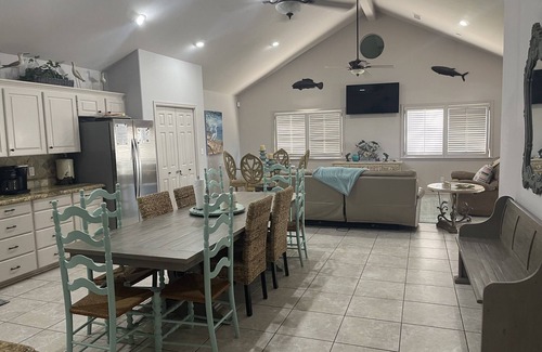 Port Lavaca House | WATERFRONT! Super Spacious - Lighted Private Pier - Family Memories Made Here!