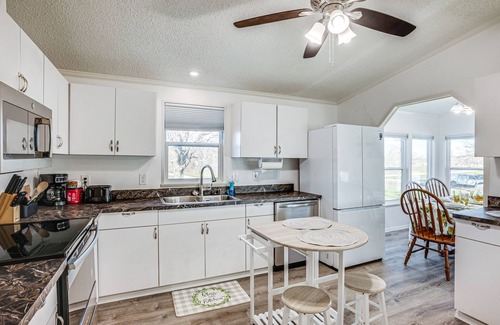 Trinity Cabin | Waterfront Trinity Vacation Rental w/Hot Tub!