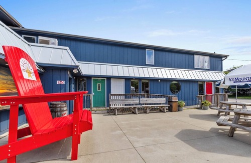 Saugatuck Apartment | Waterfront Unit w/Great River Views! Welcome to the Star Studio at Paddlewheel Properties! Located along the Kalamazoo River, Downtown Saugatuck!