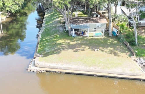 Santa Rosa Beach Cottage | Waterfront vacation cottage on Choctawhatchee Bay with boat/PWC tie-up